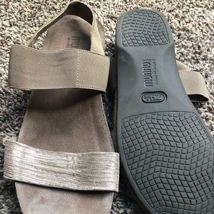 Munro Gold Sandals Women’s 9 XL xtralight